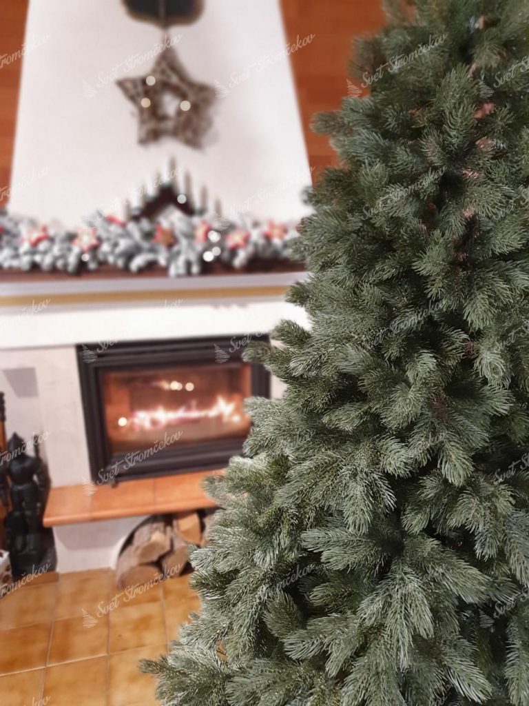 FULL 3D vianočný stromček Borovica Himalájska. Detailná fotografia stromčeka pri krbe.