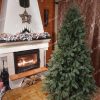 FULL 3D vianočný stromček Borovica Himalájska na Vianoce. Zelený umelý vianočný stromček pri krbe.