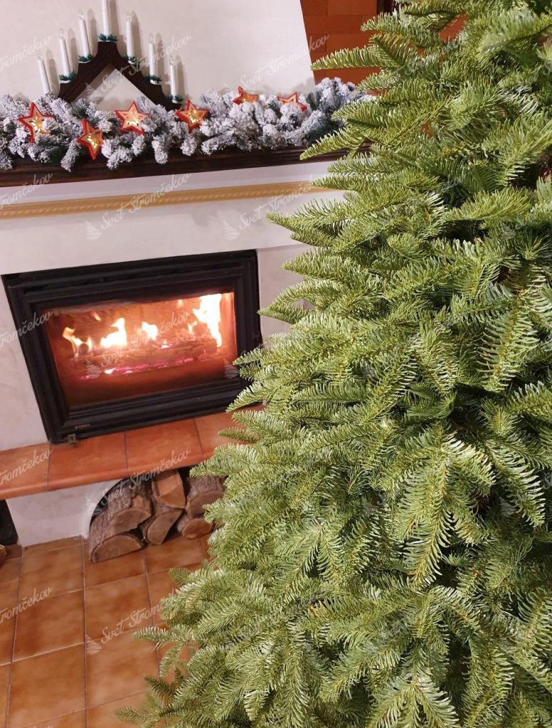 FULL 3D vianočný stromček Jedľa Kaukazská. Detailná fotografia stromčeka pri krbe.