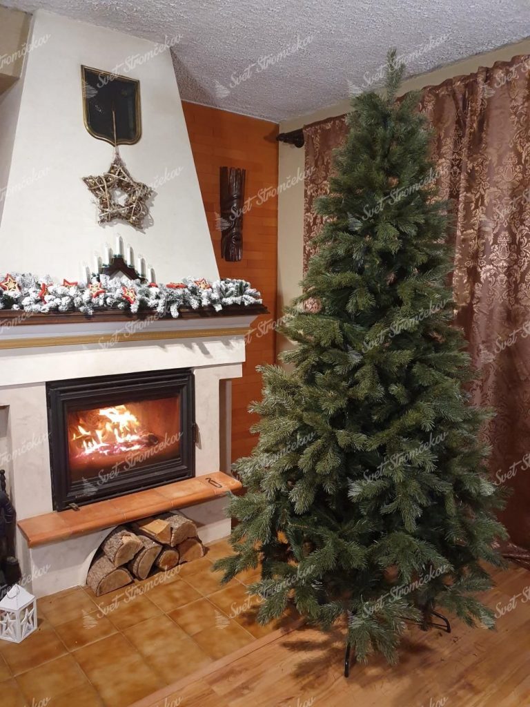 Vianočný stromček 3D Borovica Himalájska. Zelený vianočný stromček pri krbe.