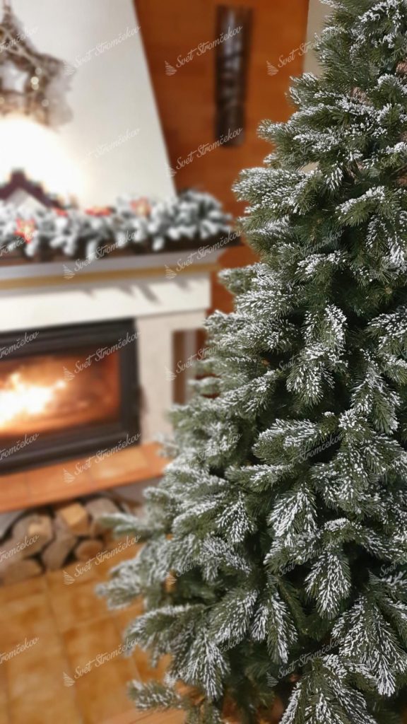 Vianočný stromček 3D Borovica Himalájska zasnežená na Vianoce, detial stromčeka pri krbe