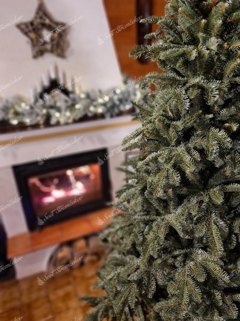 Vianočný stromček 3D Jedľa Normandská. Detailná fotografia stromčeka pri krbe.