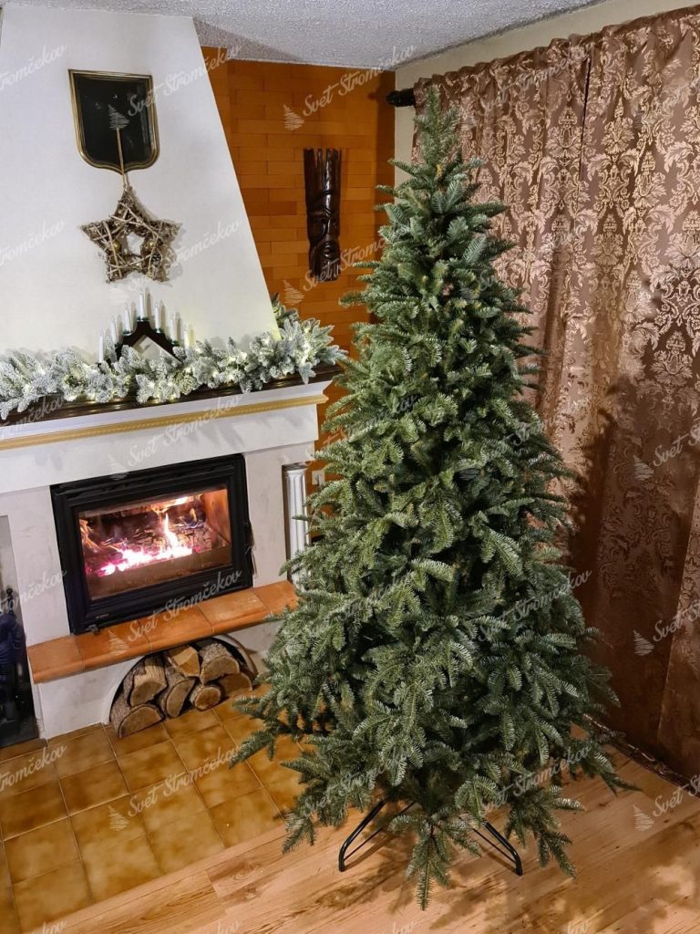 Vianočný stromček 3D Jedľa Normandská. Fotografia stromčeka pri krbe.