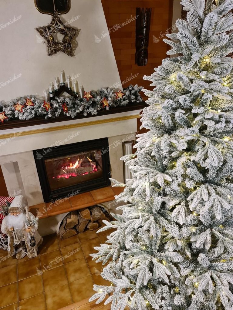 Vianočný stromček 3D Jedľa Sibírska LED. Detail bieleho vianočného stromčeka pri krbe.