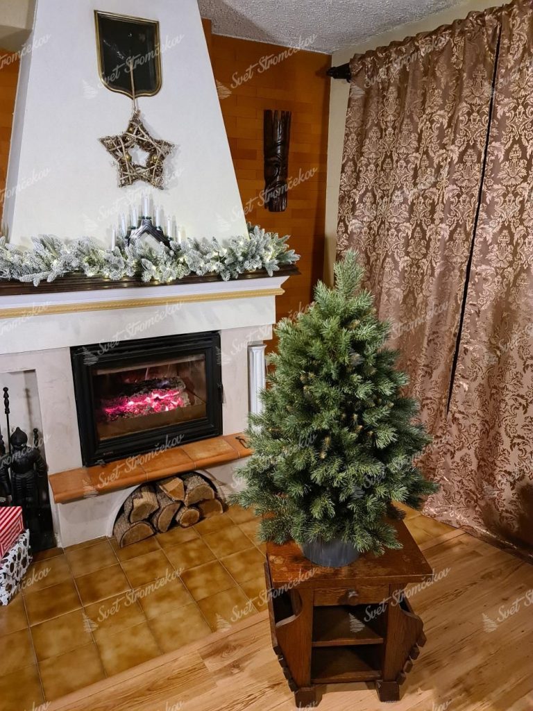 Vianočný stromček 3D mini Borovica v kvetináči. Malý vianočný stromček na stolíku pri krbe.