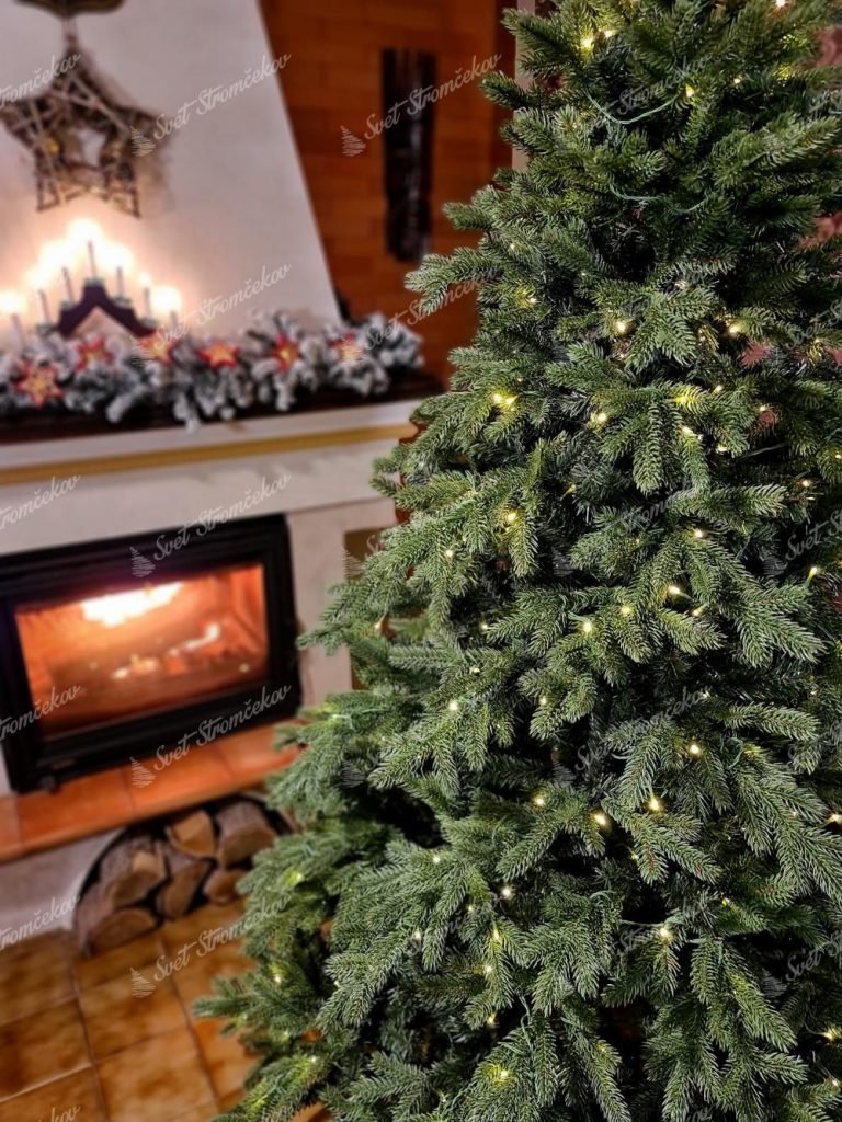 Vianočný stromček 3D Smrek Exkluzívny LED. Detailná fotka vianočného stromčeka pri krbe.