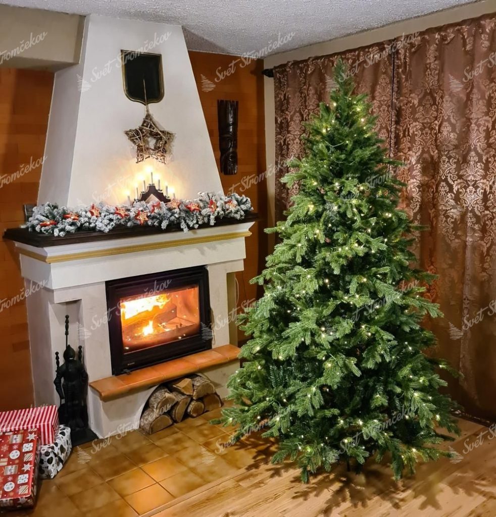 Vianočný stromček 3D Smrek Exkluzívny LED. Vianočný stromček so svetielkami pri krbe.