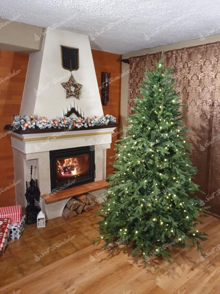 Vianočný stromček 3D Smrek Horský s LED osvetlením. Vianočný stromček s osvetlením pri krbe.
