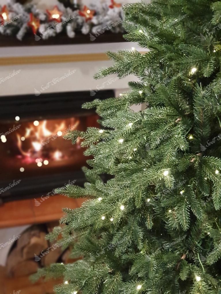 Vianočný stromček 3D Smrek Horský s LED osvetlením. Detail vianočného stromčeka s osvetlením pri krbe.