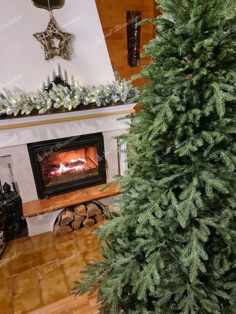 Vianočný stromček 3D Smrek Mohutný. Detail vianočného stromčeka pri krbe.