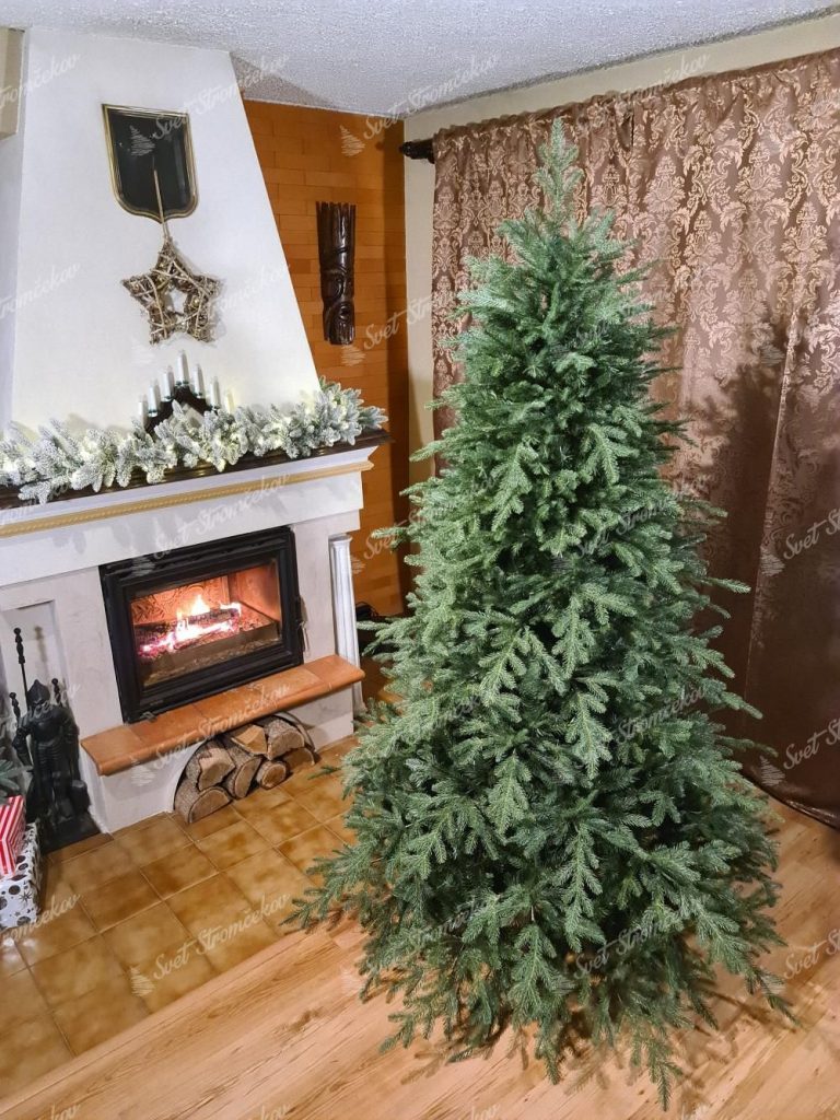 Vianočný stromček 3D Smrek Mohutný. Umelý vianočný stromček pri krbe.