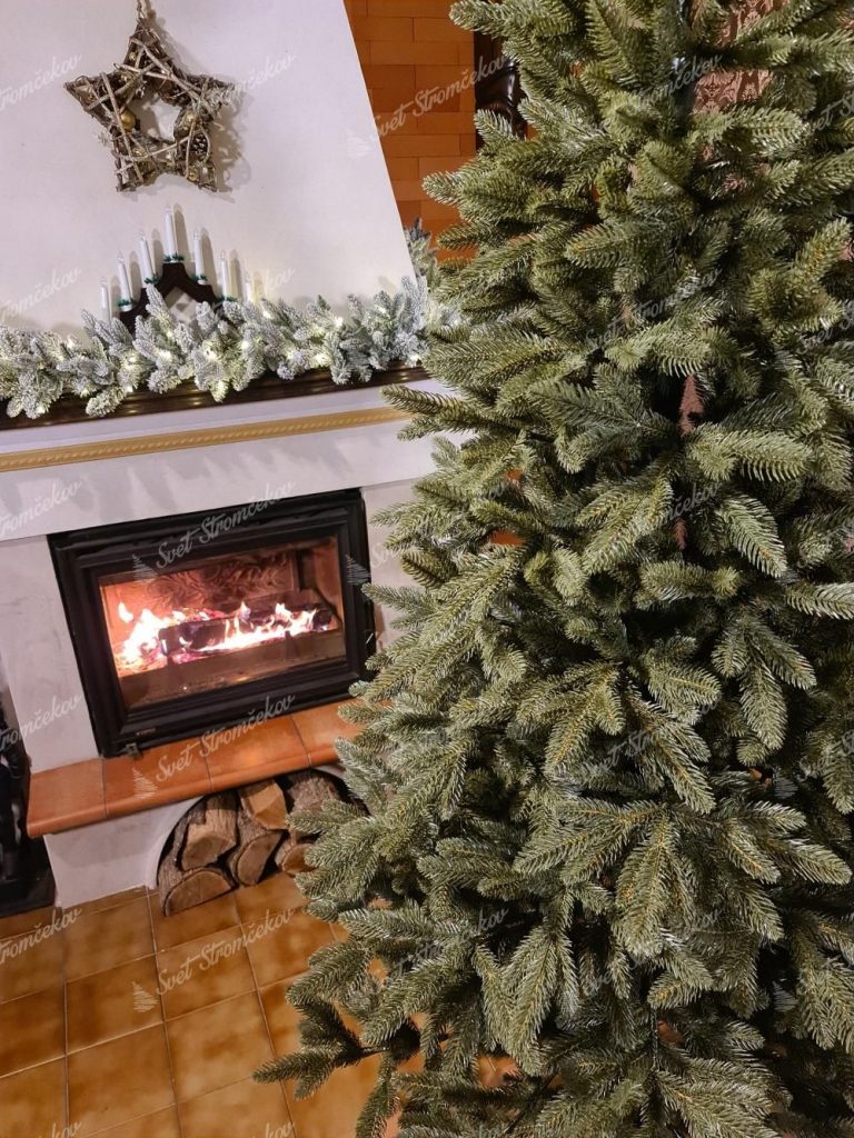 Vianočný stromček FULL 3D Jedľa Kanadská. Detail vianočného stromčeka pri krbe.