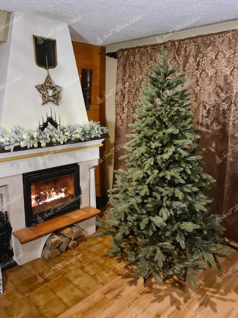 Vianočný stromček FULL 3D Jedľa Kanadská na Vianoce. Vianočný stromček pri krbe.