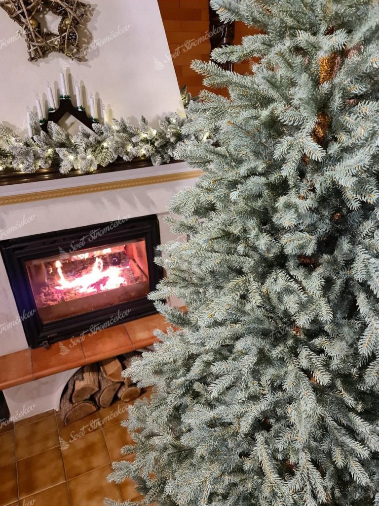 Vianočný stromček FULL 3D Smrek Ľadový. Detail vianočného stromčeka pri krbe.