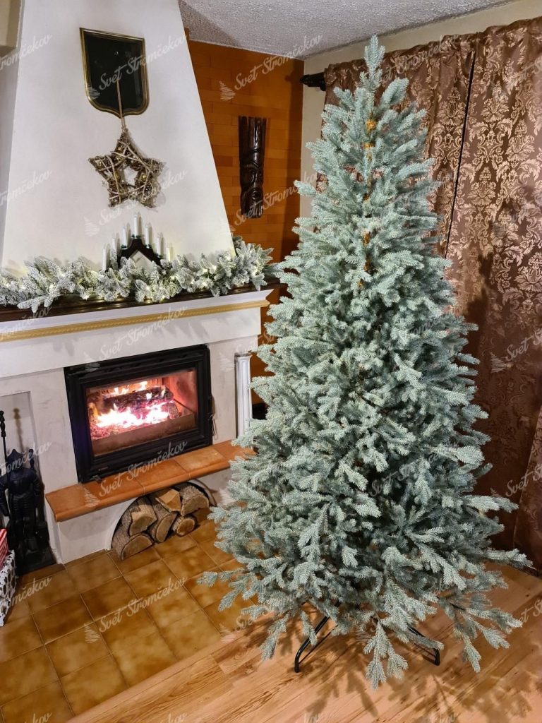 Vianočný stromček FULL 3D Smrek Ľadový. Vianočný stromček pri krbe.