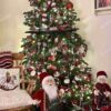 Umelý vianočný stromček FULL 3D Smrek Exkluzívny 240cm, stromček je ozdobený červenými, bielymi a zelenými vianočnými ozdobami