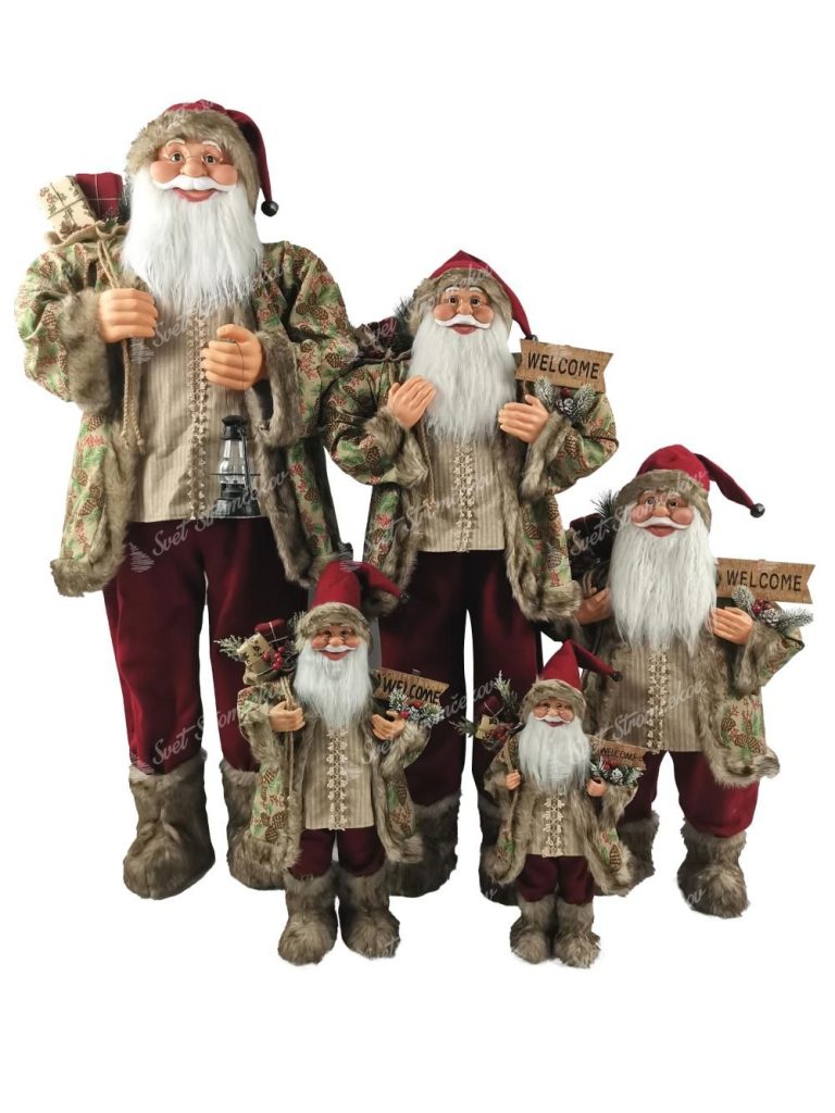 Vianočný Mikuláš dekorácia, päť postavičiek Mikuláša v rôznych výškach. Mikuláši sú oblečený v bordo-béžovom oblečení.