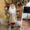 Vianočná dekorácia Santa Claus béžovo-bordový 80cm s béžovým svetríkom a bordovými doplnkami.
