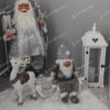 Vianočná dekorácia Mikuláš Ľadový bielej farby na bielej kožušinke s vianočným lampášom a sobom.