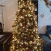 Umelý vianočný stromček 3D Smrek Úzky 210cm so zlatými vianočnými guľami a zlatým osvetlením