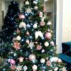 Umelý vianočný stromček 3D Borovica Himalájska 210cm s bielymi a ružovými vianočnými ozdobami