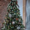 Umelý vianočný stromček 3D Jedľa Kaukazská 240cm s bielymi a medenými vianočnými ozdobami