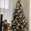 Umelý vianočný stromček 3D Jedľa Normandská 210cm s bielymi a zlatými vianočnými ozdobami