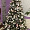 Umelý vianočný stromček 3D Jedľa Smaragdová 210cm a bielymi a ružovými vianočnými ozdobami