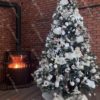 Umelý vianočný stromček 3D Jedľa Smaragdová 240cm s bielymi vianočnými ozdobami