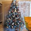 Umelý vianočný stromček 3D Jedľa Smaragdová 240cm s bielymi a červenými vianočnými ozdobami