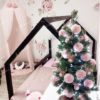 Umelý vianočný stromček 3D Mini Smrek 60cm s ružovými ozdobami položený na poličke