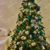 Umelý vianočný stromček 3D Smrek Exkluzívny 210cm so zelenými a zlatými vianočnými ozdobami