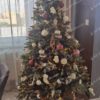 Umelý vianočný stromček 3D Smrek Ľadový 180cm s bielymi a hnedými vianočnými ozdobami vsadený do prúteného košíka