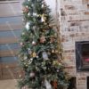 Umelý vianočný stromček 3D Smrek Ľadový Úzky 180cm s bielymi a drevenými vianočnými ozdobami pri krbe