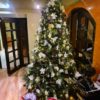 Umelý vianočný stromček 3D Smrek Mohutný 240cm s bielymi vianočnými ozdobami v obývačke