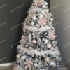 Umelý vianočný stromček Borovica Biela 210cm s bielymi a ružovými vianočnými ozdobami a darčekmi pod stromčekom