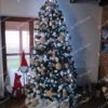 Umelý vianočný stromček Borovica Prírodná 250cm s bielymi vianočnými ozdobami