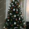 Umelý vianočný stromček Borovica Prírodná 220cm s bielymi a oranžovými vianočnými ozdobami