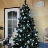 Umelý vianočný stromček Borovica Prírodná 220cm s bielymi vianočnými ozdobami a darčekmi