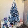 Umelý vianočný stromček Borovica Strieborná s kryštálmi ľadu 220cm s ozdobami a darčekmi