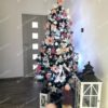 Umelý vianočný stromček Borovica Strieborná s kryštálmi ľadu 220cm s ružovými vianočnými ozdobami