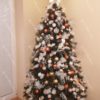 Umelý vianočný stromček FULL 3D Borovica Himalájska 180cm s bielymi a zlatými vianočnými ozdobami