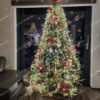 Umelý vianočný stromček FULL 3D Jedľa Kaukazská 210cm s červenými vianočnými ozdobami v obývačke
