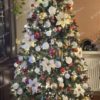 Umelý vianočný stromček FULL 3D Smrek Alpský 210cm s bielymi a červenými vianočnými ozdobami