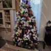 Umelý vianočný stromček FULL 3D Smrek Fínsky 210cm s farebnými vianočnými ozdobami a veľkými bielymi mašľami
