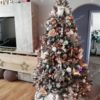 Umelý vianočný stromček Smrek Kryštálový 220cm s bielymi a ružovými vianočnými ozdobami v obývačke