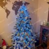 Umelý vianočný stromček Smrek Severský 180cm s tmavomodrými a zlatými vianočnými ozdobami, svietiaci namodro