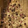 Umelý vianočný stromček Smrek Biely 180cm, stromček je ozdobený bielymi a ružovými viančnými ozdobami