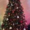Vianočný stromček 3D Jedľa Pôvabná XL 210cm, stromček je ozdobený červenými, bielymi a zelenými ozdobami