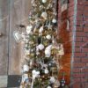 Vianočný stromček 3D Smrek Štíhly 210cm, stromček je husto ozdobený bielymi, modrými a striebornými ozdobami